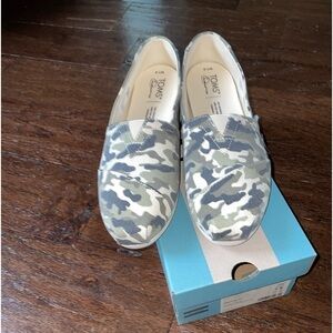 Toms Green and Gray Camouflage Flats
